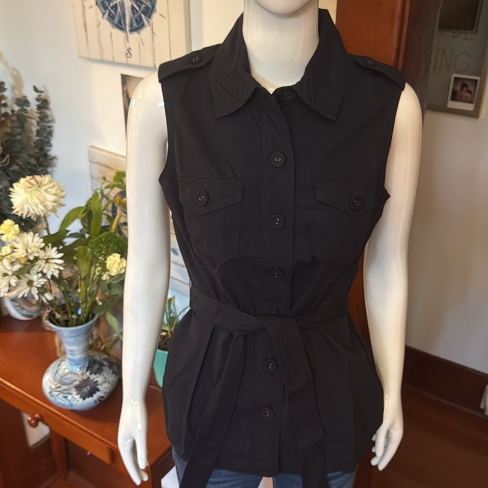 NWT northern reflections size small Black Sleeveless Button-Up Top